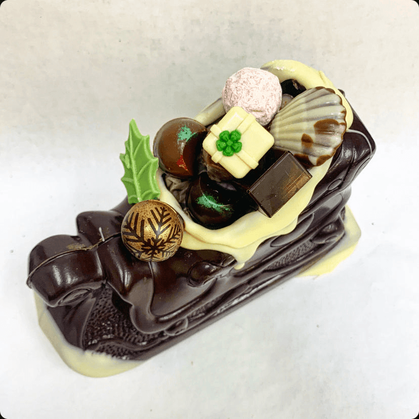 Le Chocolatier Chocolate Sleigh with 12 Chocolates